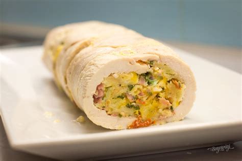 Zrolovaná a zošitá kuracia roláda