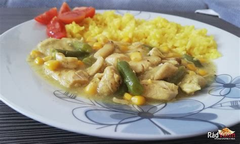 Ilustračná fotka kuracieho mäsa s kukuricou a hráškom