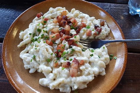 Ilustrácia rôznych druhov jedla - pizza, burger, sushi, tradičné slovenské jedlo