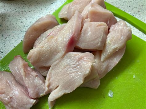Kuracie mäso v kukuričných lupienkoch na plechu pripravené na pečenie