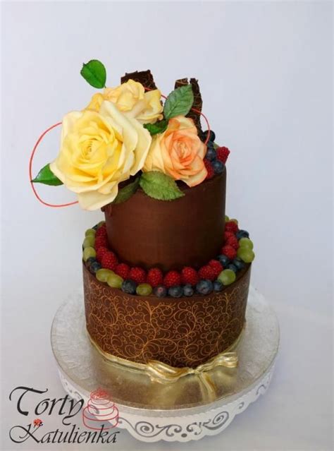 Dvojposchodová torta zdobená čokoládou