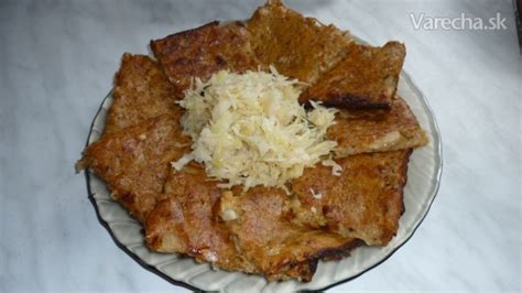 Hotová zemiaková haruľa na plechu nakrájaná na porcie