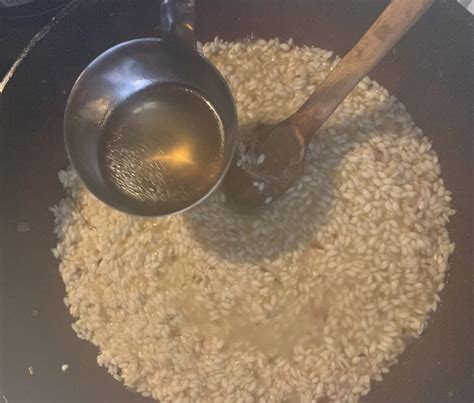 Pridávanie vývaru do ryže po naberačkách