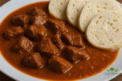 Hovädzí guláš s kysnutou žemľovou knedľou