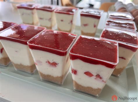 Poháre s jahodovým džemom pripravené na skladovanie