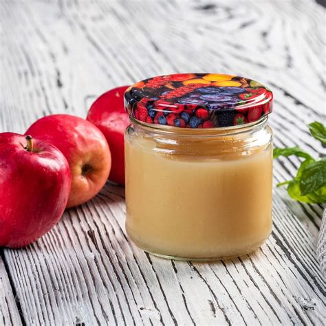 Poháre s domácou jablkovou výživou otočené dnom nahor