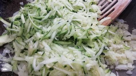 Nastrúhaná cuketa pripravená na odvodnenie