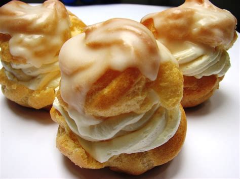 Hotový veterník s plnkou a polevou