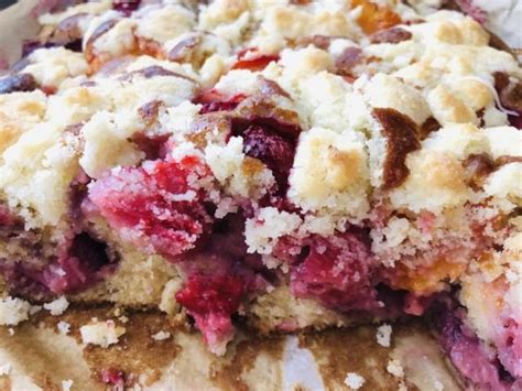 Hrnčekový koláč s ovocím a posýpkou