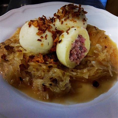 Plnené zemiakové knedle s mäsom a kapustou