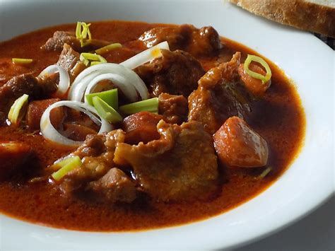 Pripravený baraní guláš s klobásou