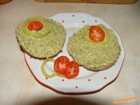 Brokolicová nátierka na pečive s olivami a paradajkami