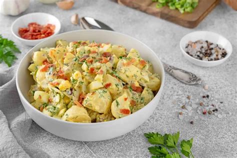 Ingrediencie na zemiakovo-jablkový šalát