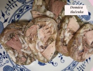 nakrájaná domáca tlačenka s cibuľkou a chlebom