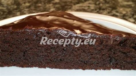 Hotový čokoládový koláč z acidka s polevou