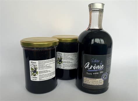 Rôzne produkty z arónie: džem, sirup, likér