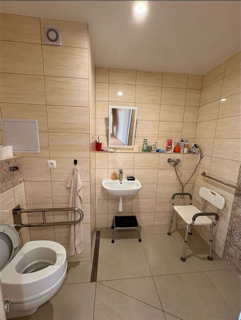 Ilustrácia bezbariérovej kúpeľne v zariadení pre seniorov