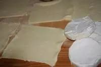 Lístkové cesto rozložené na pomúčenej doske