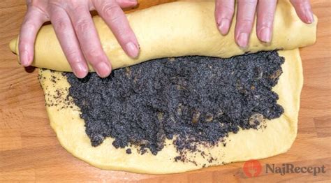 Maková plnka s višňami pripravená na plnenie