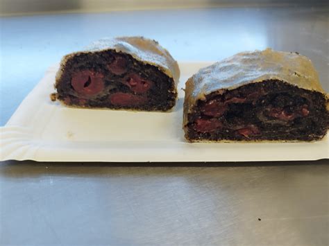 Rolovanie makovo-višňovej štrúdle