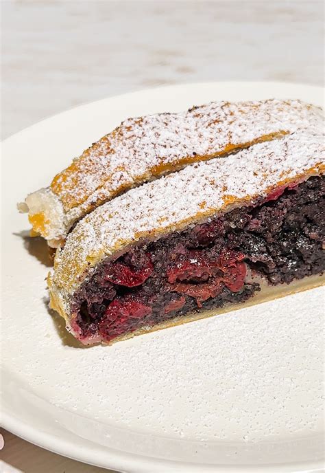 Hotová višňovo-maková štrúdľa