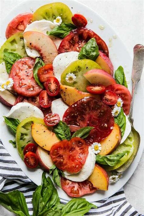 Ilustračná fotografia šalátu z rukoly s paradajkami a mozzarellou