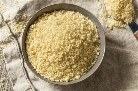 Rôzne druhy kukuričnej strúhanky a suroviny na jej prípravu.