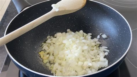 Smaženie cibule na panvici