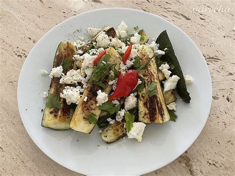Teplý cuketový šalát s grilovanou cuketou a feta syrom