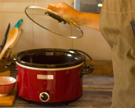 Proces pomalého dusenia mäsa v hrnci