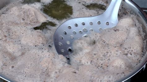 Zberanie peny z povrchu vývaru