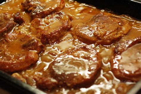 Ilustrácia bravčového mäsa s cibuľou a cesnakom