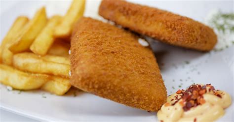 Fotografia hotového vyprážaného syra s prílohami