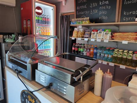 Štýlový stánok s rýchlym občerstvením ponúkajúci burgre a hranolky