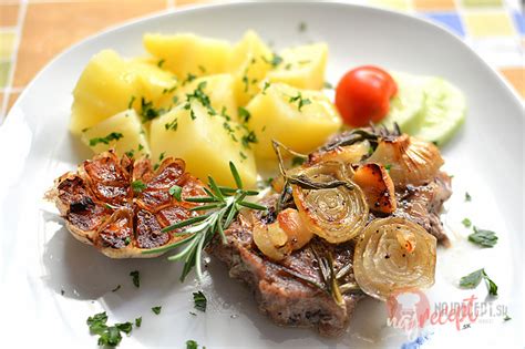 Bravčové mäso pripravené na pečenie s cesnakom a bylinkami