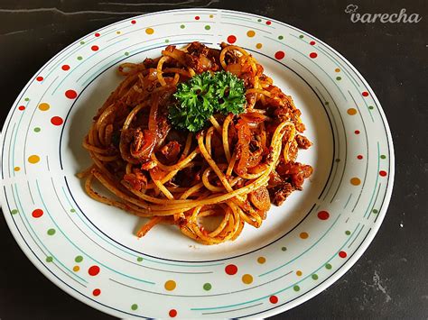 Servírované bolonské špagety s parmezánom