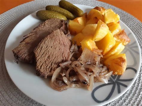 Srnčie stehno s bylinkami a pečenými zemiakmi