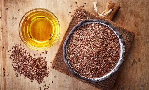 Fľaša ľanového oleja a lyžica semienok