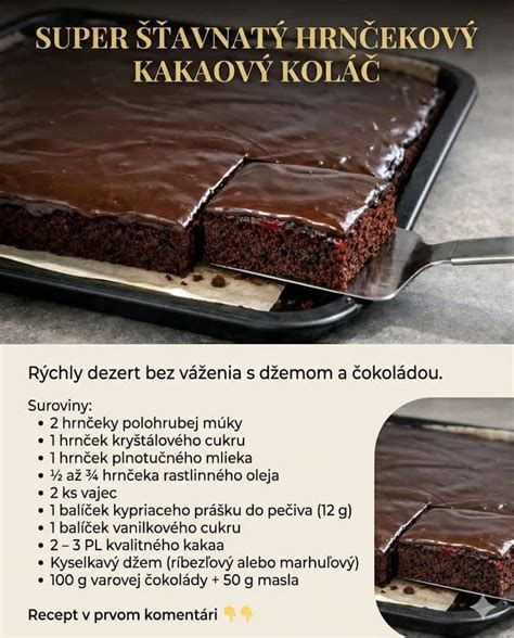 nakrájaný koláč s džemom a čokoládou