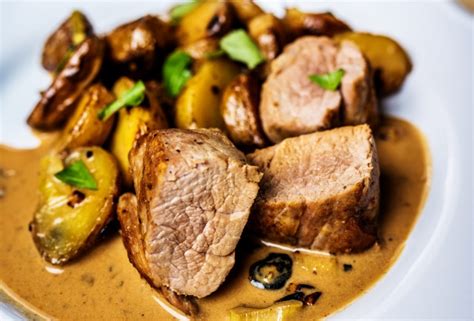 Bravčová panenka s hubovou omáčkou a slaninou