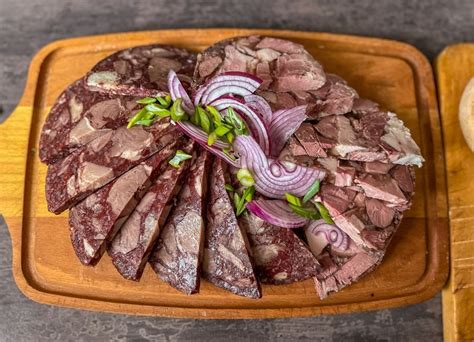 Servírovaná tlačenka s tradičnými prílohami