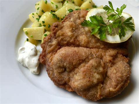 Obaľovanie kuracích rezňov v trojobale