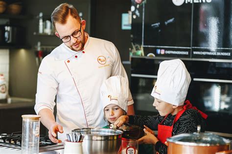 Šéfkuchár pri práci na kurze varenia