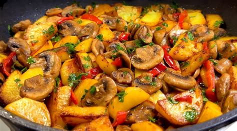 Fotografia hotového Detvianskeho rezňa so zemiakmi a zeleninou.