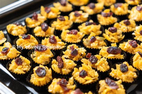 Vizualizácia trojobalu a rôznych druhov strúhanky alebo cornflakes.