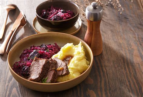 Servírované pomaly pečené hovädzie mäso s kapustou a zemiakovou kašou