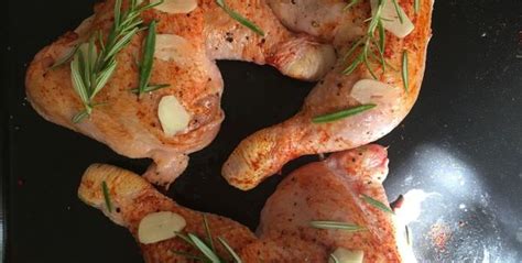 Rozložené kuracie stehná na plechu pripravené na pečenie