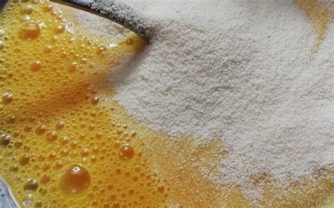 Proces pridávania vajec do odpaľovaného cesta