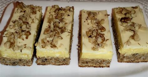 Ozdobený orechový koláč s bielou čokoládou