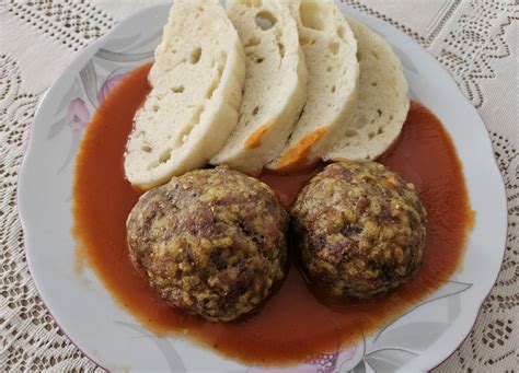 Servírované mäsové guľky s knedľou